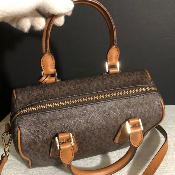 🎊 Michael Kors Signature Crossbody Bag 🎊 - Picture 9 of 11